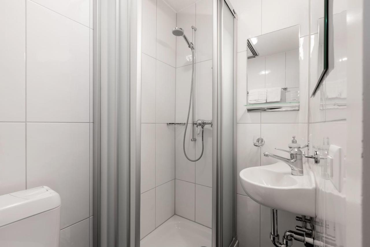 - Self Check-in Hotel Arosa